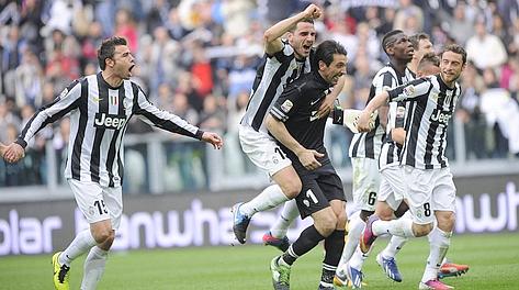 I giocatori della Juve in festa sotto la curva. Reuters