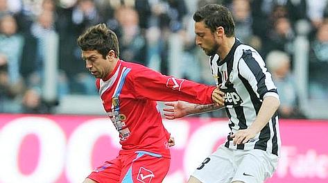 Il Papu Gomez contro Marchisio in Catania-Juve. Afp