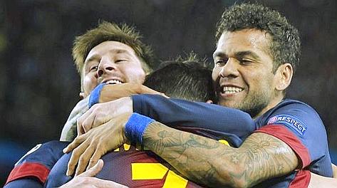 Villa soffocato dall'abbraccio di Messi e Dani Alves. Reuters