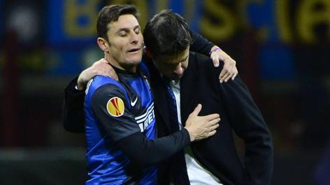 Javier Zanetti consola Andrea Stramaccioni. Afp