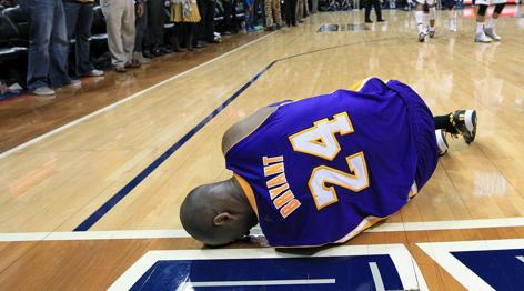Kobe Bryant a terra dopo l'infortunio di mercoled ad Atlanta. Ap