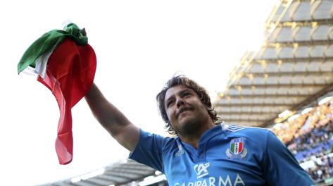 Andrea Lo Cicero, 37 anni, sventola la bandiera tricolore al termine di Italia-Irlanda. Ap