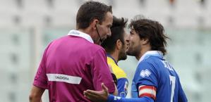 Mazzoleni a colloquio con Sculli durante Pescara-Chievo. Ap