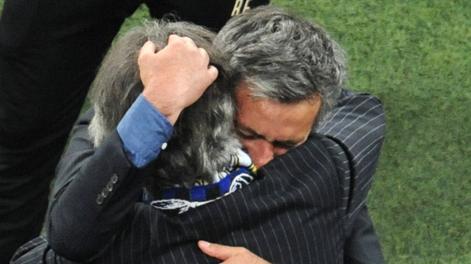Massimo Moratti abbraccia Jos Mourinho la notte del 22 maggio 2010, dopo la vittoria della Champions. Afp