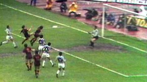 Il gol annullato a Turone il 10 maggio 1981. Ansa