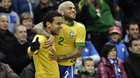 Fred e Dani Alves festeggiano il gol del momentaneo 1-0. Ap