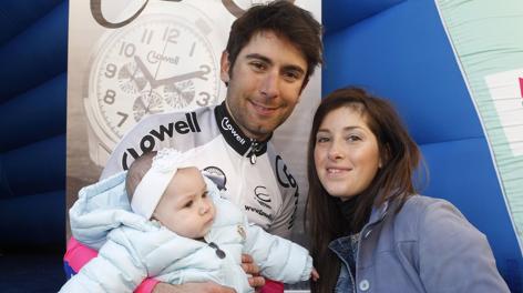 Diego Ulissi con la moglie Arianna e la figlia Pia. Bettini