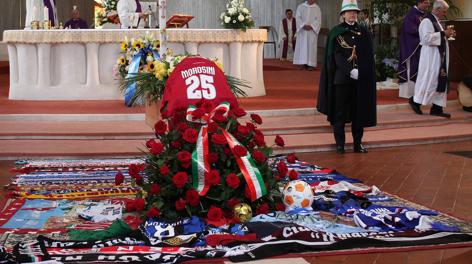 Il feretro di Morosini nel giorno del funerale con la maglia del Livorno numero 25. Reuters