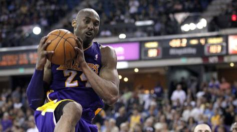 Kobe Bryant supera i 31419 punti in carriera di Wilt Chamberlain. Reuters