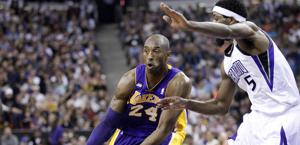 Kobe Bryant contro john Salmons. Reuters
