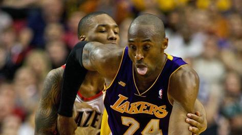 Damian Lillard cerca di fermare Kobe Bryant. Reuters