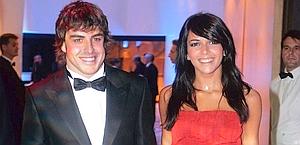 Fernando Alonso con la moglie Raquel del Rosario. Afp
