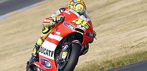 Valentino Rossi, 32 anni, con la Ducati Desmosedici. LaPresse