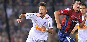 Neymar in azione con il Santos. Epa