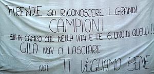 Ecco lo striscione affisso dai tifosi della Fiorentina fuori dal Franchi