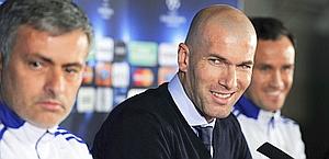 Zinedine Zidane con José Mourinho: è il nuovo d.s. del Real. Afp