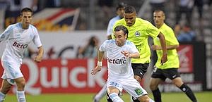 Youssef El Arabi alle spalle di Mathieu Valbuena. Epa