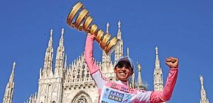 Alberto Contador, 28 anni, celebra la vittoria al Giro '11. 