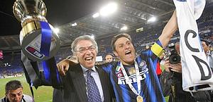Il presidente Moratti e Javier Zanetti: l'inter ha vinto l'ultima coppa Italia. Ansa