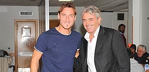 Franco Baldini, nuovo d.g., con Francesco Totti. Asroma.it
