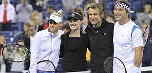 Wilander con Kournikova, Hingis e Cash. Ap