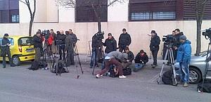 La stampa in attesa davanti a casa Contador