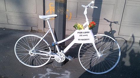 La bicicletta bianca in viale Sarca a Milano che ricorda Pier Luigi Todisco. 