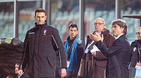 L'applauso polemico di Mario Beretta all'arbitro Rocchi: il gesto gli costa l'espulsione. Lapresse