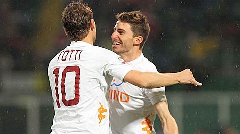 Totti e Borini festeggiano il vantaggio al 3'. LaPresse
