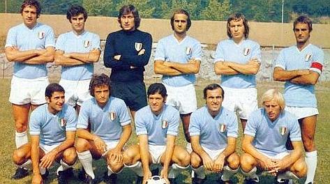 Giorgio Chinaglia, il primo in piedi da sinistra, con la Lazio scudettata del 1974