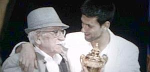 Novak Djokovic con il nonno Vladimir e il trofeo di Wimbledon