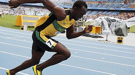 Usain Bolt, 25 anni, con la maglia giamaicana. I connazionali gli contestano la fidanzata bianca. Ap 