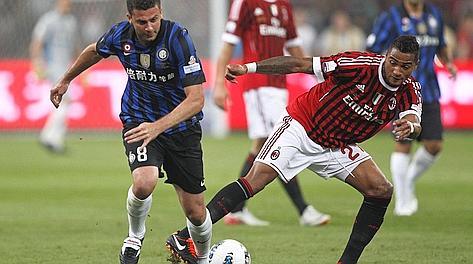 Thiago Motta nel derby Inter-Milan in un contrasto con Boateng. Ap