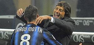 Motta con Leonardo, suo allenatore all'Inter e ora dirigente del Psg. Reuters