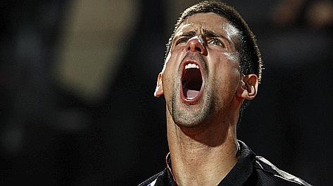 Novak Djokovic celebra la vittoria su Roger Federer. 
