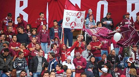 Uno dei tanti striscioni esposti dai tifosi del Torino. LaPresse