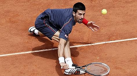 Novak Djokovic in azione durante il Roland Garros. Afp