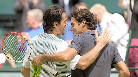 Roger Federer e Tommy Haas insieme dopo la finale di Halle vinta dal tedesco. Epa