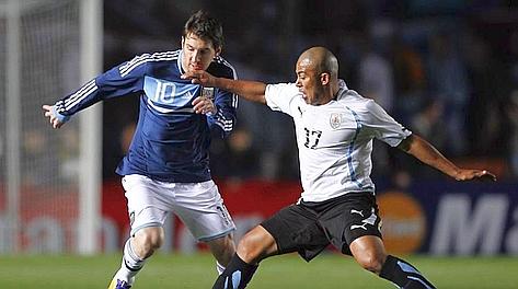 Arevalo Rios in marcatura su Leo Messi durante la Copa America 2011. Reuters