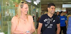 Il brasiliano Ederson, con la moglie, all'arrivo a Fiumicino. Ansa