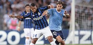 Fredy Guarin contro Cana durante l'ultimo Lazio-Inter. LaPresse