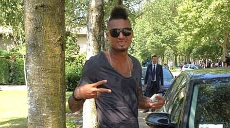 Kevin Prince Boateng, 25 anni, all'arrivo a Milanello. twitter@acmilan.com