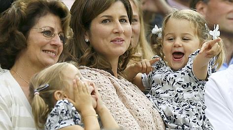 Guardate pap... le gemelline Charlene Riva e Myla Rose Federer estasiate in braccio a mamma Mirka e nonna Lynette. Reuters
