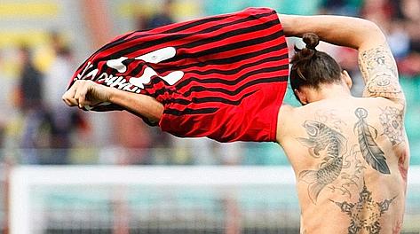 Ibrahimovic si toglie la maglia del Milan... LaPresse