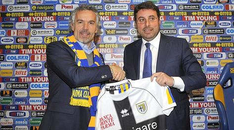 Il tecnico del Parma, Roberto Donadoni, con l'a.d. Pietro Leonardi. Ansa