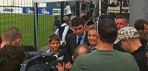 Il presidente Andrea Agnelli in mezzo ai tifosi a Chatillon