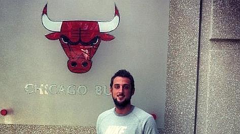 Marco Belinelli posa accanto al logo dei Bulls. twitter.com/marcobelinelli