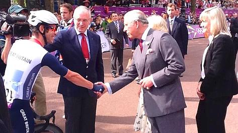 Carlo d'Inghilterra saluta Mark Cavendish alla partenza