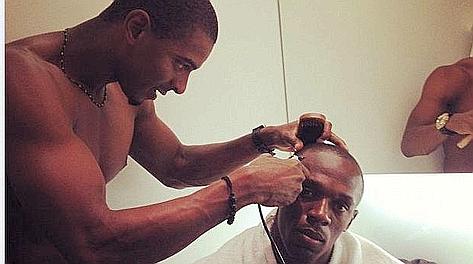 Usain Bolt si fa tagliare i capelli dal connazionale decathleta Maurice Smith. Twitter