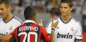 Il saluto tra Robinho e Cristiano Ronaldo. Reuters
